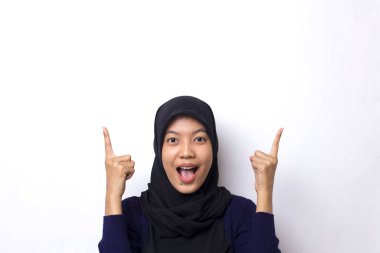 Beyaz arka planda tesettür takan genç Asyalı güzel bir kadın farklı yönleri gösteren kendine güvenen bir gülümseme takınıyor. Reklam için boşluk kopyala