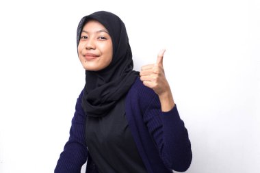 Beyaz arka planda el parmağı olan Asyalı genç bir kadın.