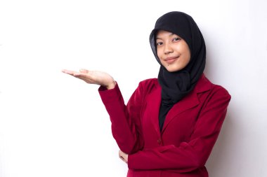 Beyaz arka planda tesettürlü genç Asyalı iş kadını farklı yönleri gösteren kendine güveniyle gülümsüyor. Reklam için boşluk kopyala