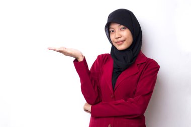 Beyaz arka planda tesettürlü genç Asyalı iş kadını farklı yönleri gösteren kendine güveniyle gülümsüyor. Reklam için boşluk kopyala