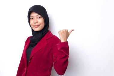 Genç Asyalı iş kadını yumruğu beyaz arka planda tesettürlü, kendinden emin bir şekilde gülümsüyor. Reklam için boşluk kopyala
