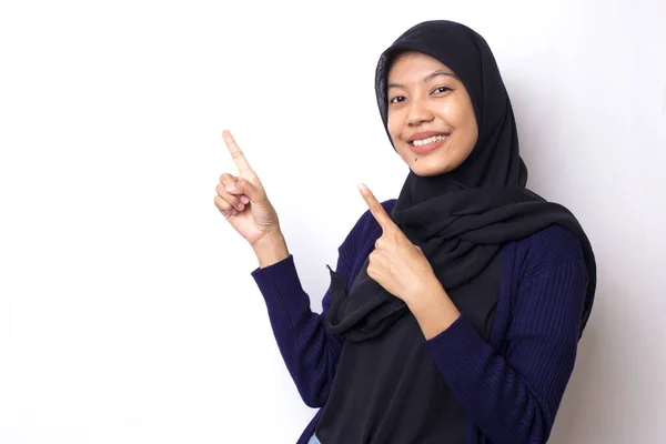 Junge Asiatische Schöne Frau Trägt Hijab Auf Weißem Hintergrund Und — Stockfoto