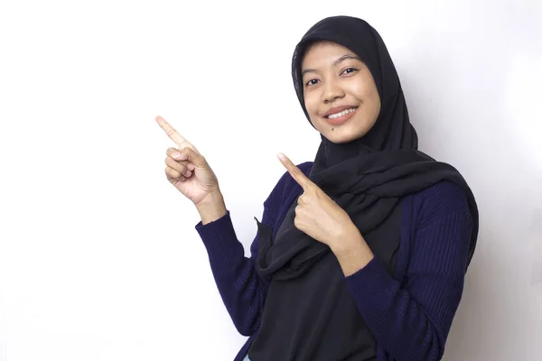 白い背景にヒジャーブを身に着けている若いアジアの美しい女性は 異なる方向に指で自信を持って指して笑顔 広告のコピースペース — ストック写真