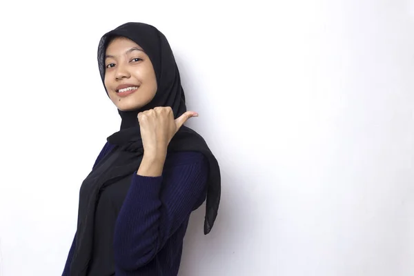 Giovane Asiatica Bella Donna Indossa Hijab Sfondo Bianco Sorridente Fiducioso — Foto Stock