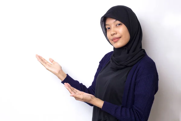 Jovem Mulher Bonita Asiática Vestindo Hijab Fundo Branco Sorrindo Confiante — Fotografia de Stock