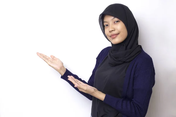 Ung Asiatisk Vacker Kvinna Bär Hijab Vit Bakgrund Leende Säker — Stockfoto