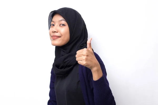Azji Młoda Kobieta Noszenie Hidżab Kciuki Góry Białym Tle — Zdjęcie stockowe