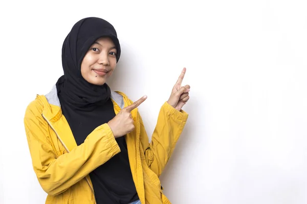 Wanita Muda Asia Cantik Mengenakan Jilbab Latar Belakang Putih Tersenyum — Stok Foto