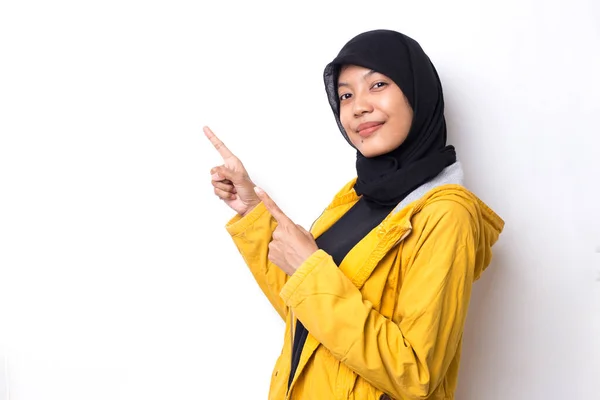 白い背景にヒジャーブを身に着けている若いアジアの美しい女性は 異なる方向に指で自信を持って指して笑顔 広告のコピースペース — ストック写真