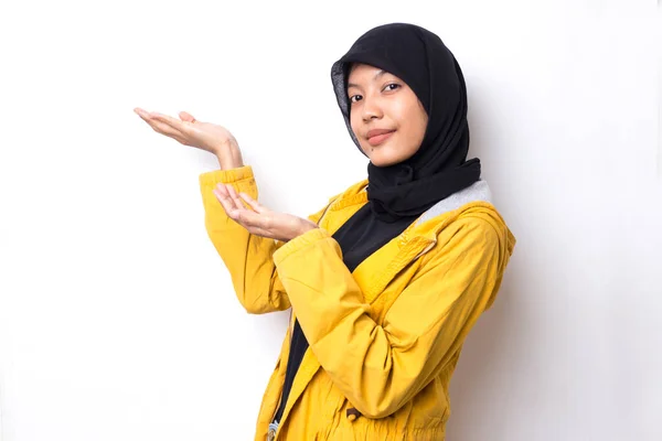 Wanita Muda Asia Cantik Mengenakan Jilbab Latar Belakang Putih Tersenyum — Stok Foto