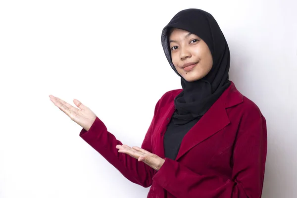 Joven Mujer Negocios Asiática Usando Hijab Sobre Fondo Blanco Sonriendo — Foto de Stock