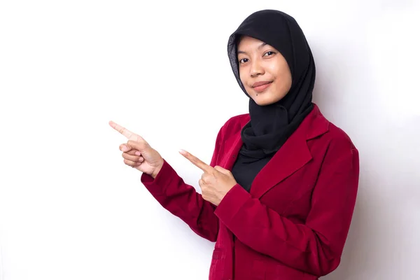 Młoda Azjatycka Bizneswoman Nosząca Hidżab Białym Tle Uśmiechająca Się Pewnie — Zdjęcie stockowe