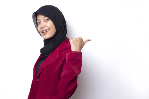 Jovem Asiático Mulher Negócios Punho Vestindo Hijab Fundo Branco Sorrindo — Fotografia de Stock