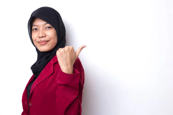 Jonge Aziatische Zakenvrouw Vuist Dragen Hijab Witte Achtergrond Glimlachen Zelfverzekerd — Stockfoto