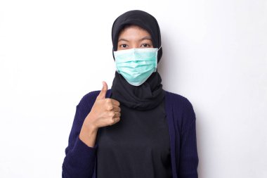 Enfeksiyonu Coronavirus 'tan korumak için tıbbi koruyucu maskeli güzel ve kendinden emin genç Asyalı kadın beyaz arka plan portresinden izole edilmiş. Covid19 konsepti