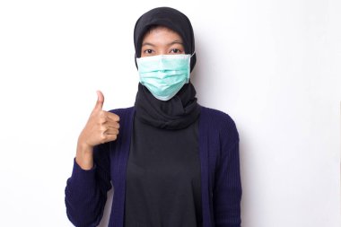 Enfeksiyonu Coronavirus 'tan korumak için tıbbi koruyucu maskeli güzel ve kendinden emin genç Asyalı kadın beyaz arka plan portresinden izole edilmiş. Covid19 konsepti