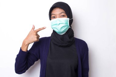 Enfeksiyonu Coronavirus 'tan korumak için tıbbi koruyucu maskeli güzel ve kendinden emin genç Asyalı kadın beyaz arka plan portresinden izole edilmiş. Covid19 konsepti