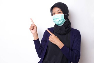 Enfeksiyonu Coronavirus 'tan korumak için tıbbi koruyucu maskeli güzel ve kendinden emin genç Asyalı kadın beyaz arka plan portresinden izole edilmiş. Covid19 konsepti