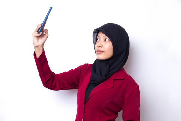 Mujer Asiática Feliz Hijab Con Teléfono Móvil Haciendo Selfie Retrato —  Fotos de Stock