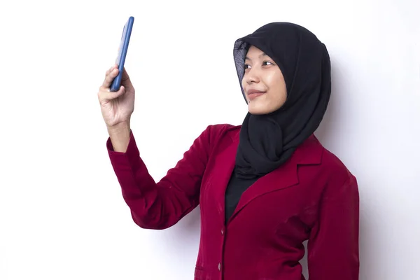 Glückliche Asiatin Hidschab Mit Handy Selfie Porträt Eines Lächelnden Mädchens — Stockfoto