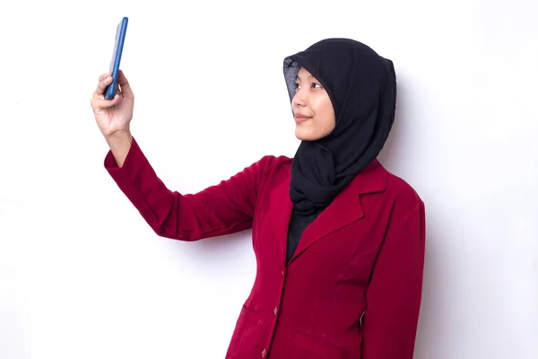 Lykkelig Asiatisk Kvinne Hijab Med Mobiltelefon Som Lager Selfie Portrett – stockfoto