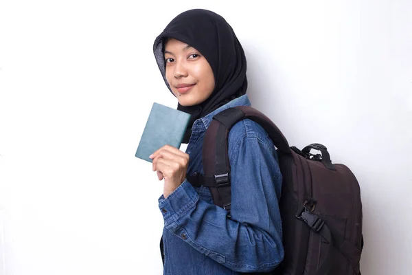 Azji Muzułmanin Kobieta Hijab Backpacker Gospodarstwa Paszport Izolowany Białym Tle — Zdjęcie stockowe
