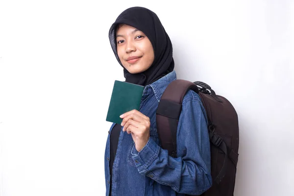 Muslim Asia Perempuan Jilbab Backpacker Memegang Paspor Terisolasi Latar Belakang — Stok Foto