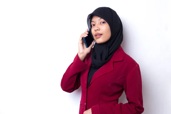 若いアジアのビジネス女性を身に着けているヒジャーブ電話で話す — ストック写真
