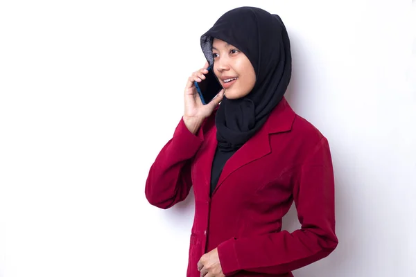 Giovane Donna Affari Asiatica Indossa Hijab Parlando Telefono — Foto Stock