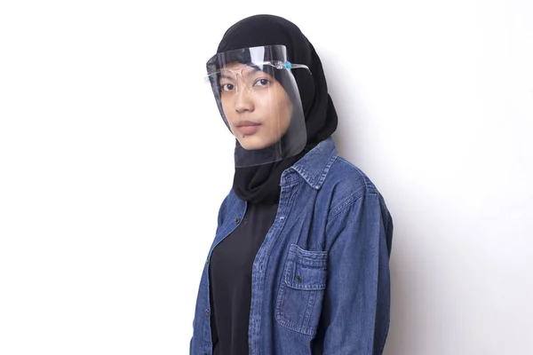 Молодая Азиатская Мусульманка Щитом Лице — стоковое фото