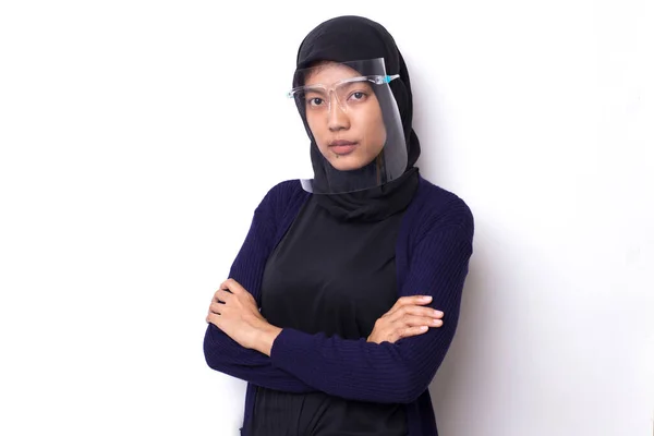 Ung Asiatisk Muslimsk Kvinne Med Ansiktsskjold – stockfoto