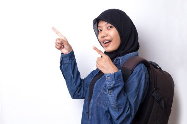 Asyalı Müslüman kadın tesettürcü beyaz arka planda izole edildi