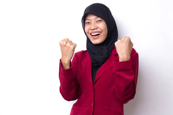 Başörtüsü Takan Asyalı Kadın Zaferi Kutlarken Mutlu Heyecanlı Büyük Başarı — Stok fotoğraf