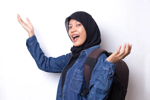 Asiatisk Muslim Kvinna Hijab Backpacker Isolerad Vit Bakgrund — Stockfoto