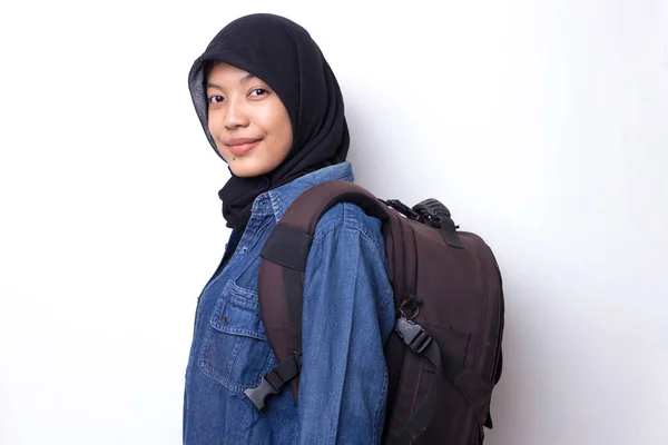 Muslim Asia Perempuan Hijab Backpacker Terisolasi Pada Latar Belakang Putih — Stok Foto