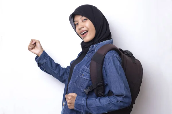 Asiatico Musulmano Donna Hijab Zaino Spalla Isolato Sfondo Bianco — Foto Stock