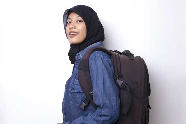 Muslim Asia Perempuan Hijab Backpacker Terisolasi Pada Latar Belakang Putih — Stok Foto