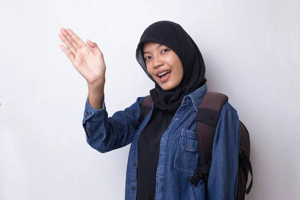 Aziatisch Moslim Vrouw Hijab Backpacker Geïsoleerd Witte Achtergrond — Stockfoto