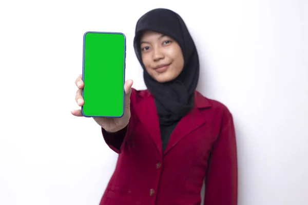Portré Egy Boldog Fiatal Ázsiai Mutatja Üres Képernyős Mobiltelefon Elszigetelt — Stock Fotó