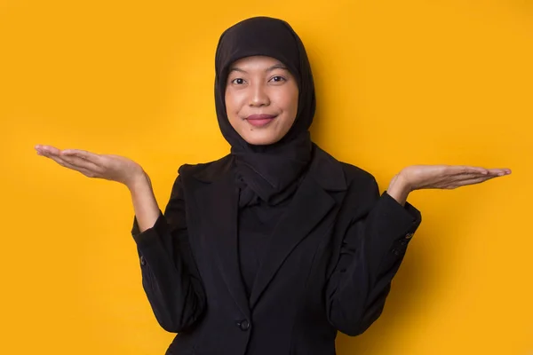 Die Junge Asiatische Geschäftsfrau Hijab Auf Gelbem Hintergrund Lächelt Selbstbewusst — Stockfoto