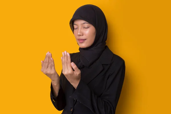 Jeune Femme Musulmane Asiatique Avec Hijab Priant Sur Fond Jaune — Photo