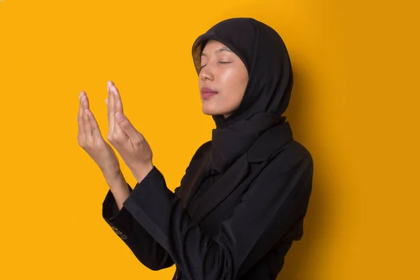 Joven Mujer Musulmana Asiática Con Hijab Rezando Sobre Fondo Amarillo —  Fotos de Stock