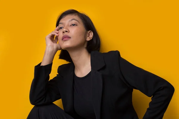 Modelo Retrato Moda Jovem Mulher Asiática Isolada Fundo Amarelo — Fotografia de Stock