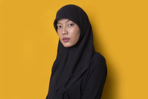 Modelo Retrato Moda Joven Hermosa Mujer Musulmana Usando Hijab Aislado —  Fotos de Stock