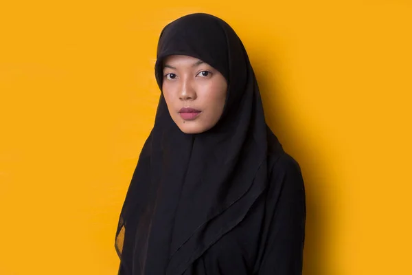 Modelo Retrato Moda Joven Hermosa Mujer Musulmana Usando Hijab Aislado —  Fotos de Stock