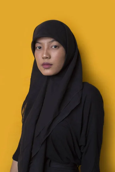 Modelo Retrato Moda Jovem Bela Mulher Muçulmana Vestindo Hijab Isolado — Fotografia de Stock