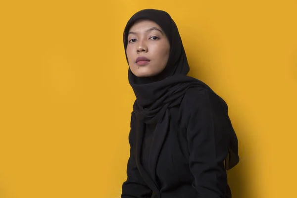 Moda Portret Model Młodej Pięknej Muzułmanki Noszenie Hidżab Izolowane Żółtym — Zdjęcie stockowe