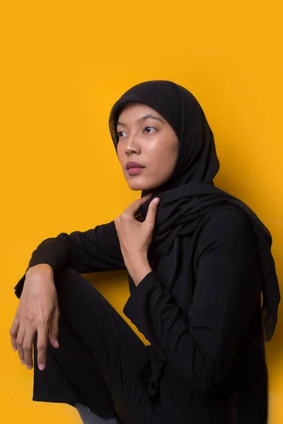 Modelo Retrato Moda Joven Hermosa Mujer Musulmana Usando Hijab Aislado —  Fotos de Stock