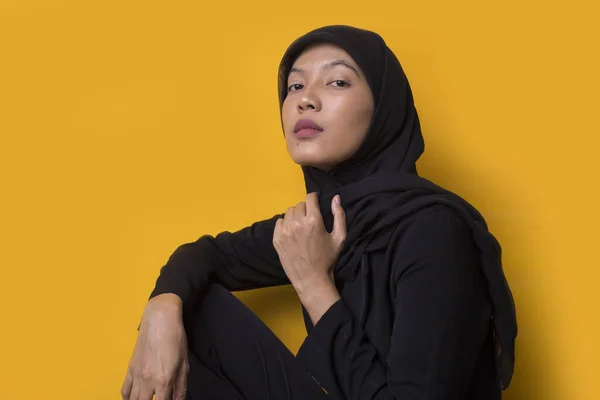 黄色の背景に隔離されたヒジャーブを身に着けている若い美しいイスラム教徒の女性のファッション肖像モデル — ストック写真