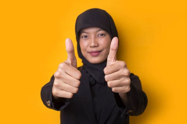 アジアのビジネス女性身に着けていますHijabとともに手親指アップ上の黄色の背景 — ストック写真